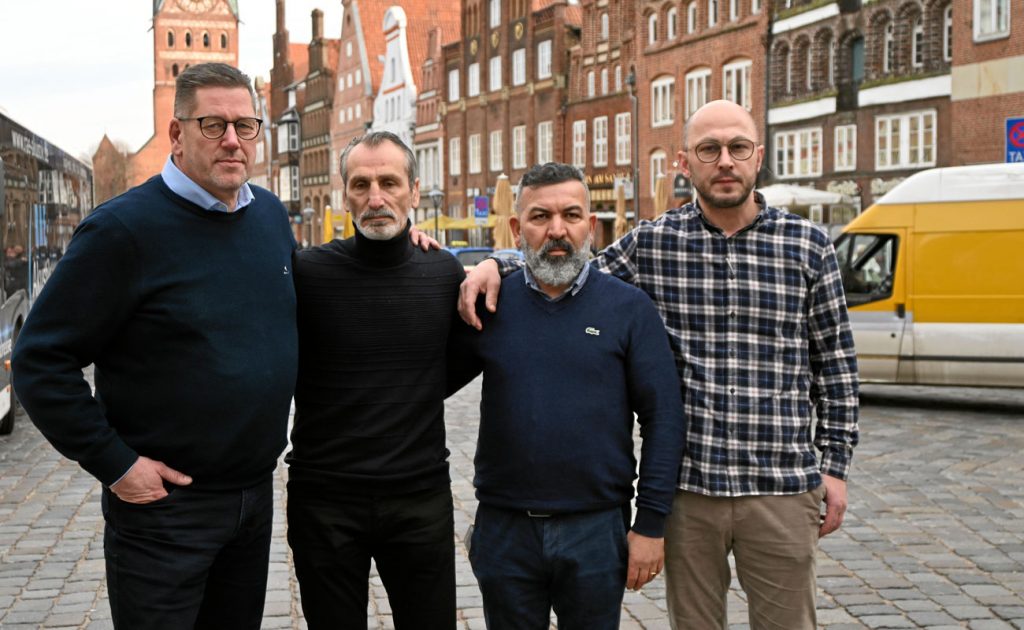 Gemeinsam appellieren Heiko Meyer (v. l.), Halil Yasar, Kamer Imreni und Hasan Candik an die Lüneburger, den Erdbebenopfern zu helfen – und zwar nicht nur jetzt, sondern auch in den kommenden Wochen. Foto: karo