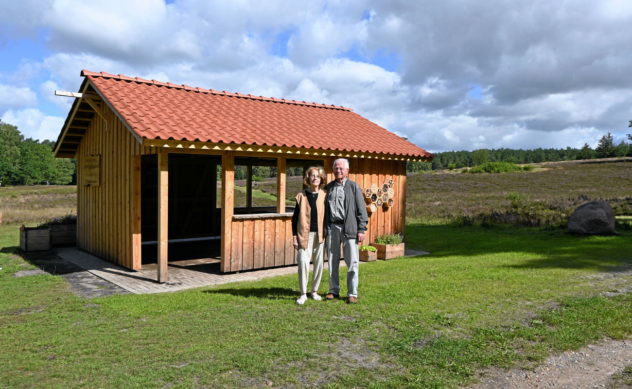 Anne und Gerd Garbers gehört das Grundstück, auf dem die von der Landjugend im Mai errichtete Schutzhütte steht. Verpachtet ist das Gelände schon seit über 40 Jahren an die Gemeinde Amelinghausen. Über die schöne Hütte hatten sie sich sehr gefreut. Nun soll das Ehepaar laut Landkreis für ihren Abriss zahlen. Foto: karo