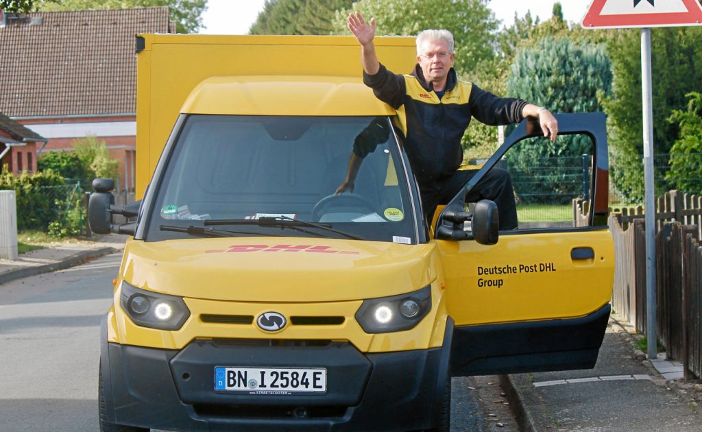 Andreas Meihsies verabschiedet sich am Samstag, 4. November, auf seiner letzten Postrunde durch Adendorf von seinen liebgewonnenen Kundinnen und Kunden – natürlich im umweltfreundlichen Elektro-Auto. Foto: poe