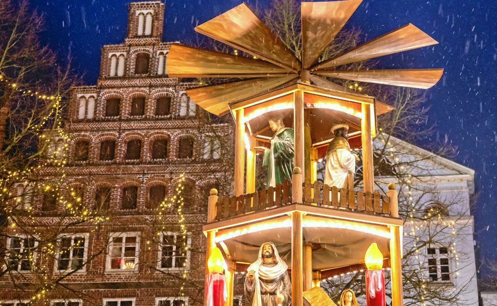 Lichterglanz, Live-Musik, Karussells, Leckeres und Schönes: Der Besuch in Lüneburgs Weihnachtsstadt lohnt in jedem Fall! Und mit der Einrichtung eines Shuttle-Services wird es auch leichter, die Märkte in der Innenstadt, wie z. B. den größten vor dem Rathaus (Foto), zu besuchen. Foto: t&w