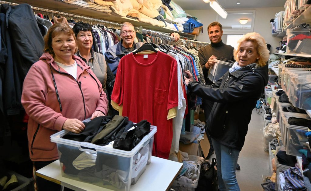 DRK-Ehrenamtskoordinatorin Marion Lochowicz (v. l.), die Ehrenamtlichen Vera Volosin, Klaus Strehlau, Sabah Jahwar und Evi Berger sind mit Leidenschaft dabei und freuen sich auf Unterstützung. Foto: ri